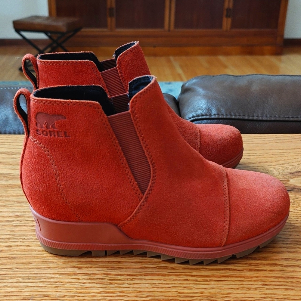 Sorel Orange wedge boots sz 6